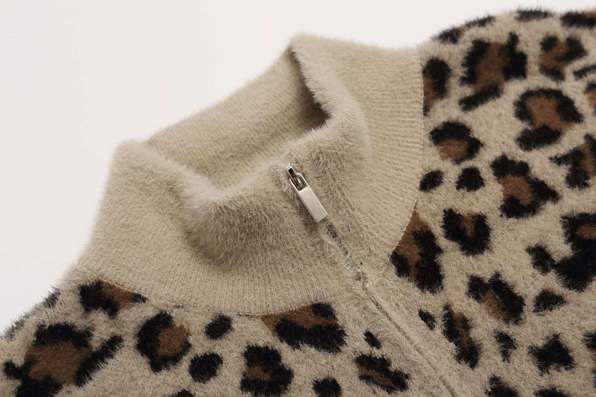 Zip-Jacke aus Leo-Fleece – Oversized-Fuzzy-Bomber mit Fronttaschen