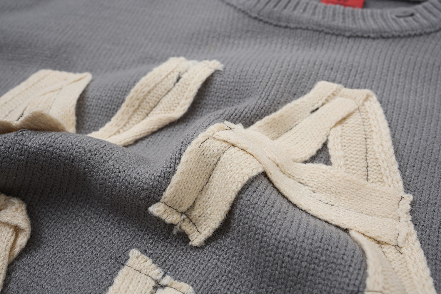 Pull col rond oversize en maille usée avec motif de lettres appliquées
