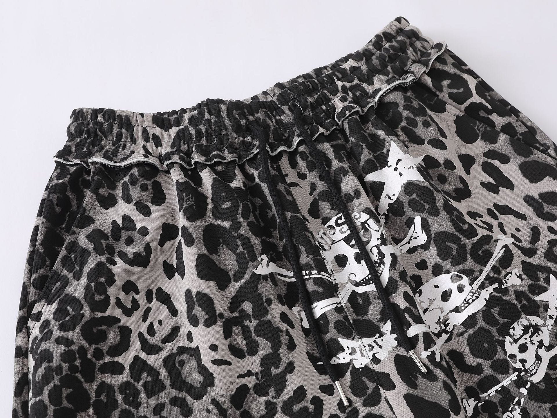 Pantalon de survêtement à jambes larges imprimé léopard avec motif tête de mort et numéro