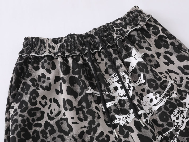 Pantalon de survêtement à jambes larges imprimé léopard avec motif tête de mort et numéro