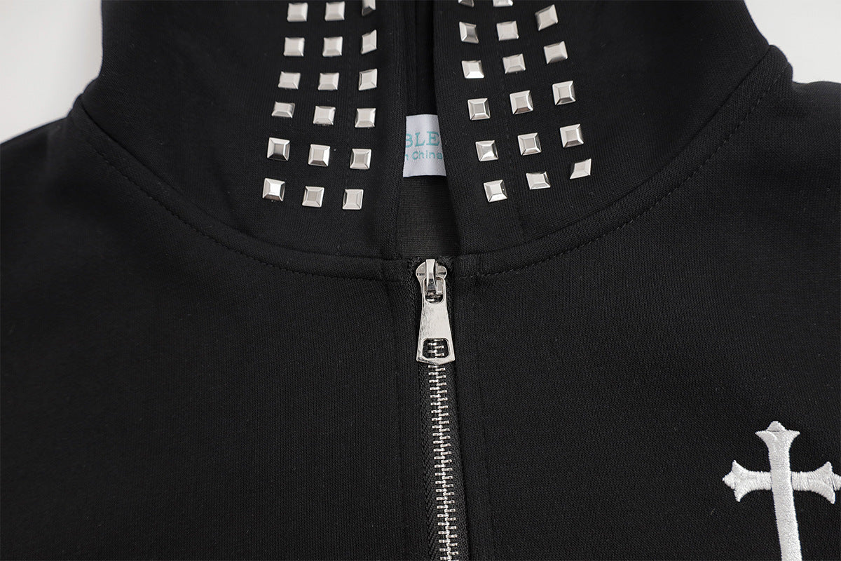 Sweat à capuche zippé court avec capuche cloutée et broderie croix