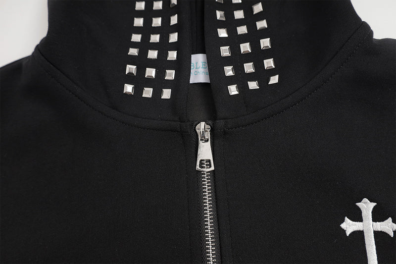 Sweat à capuche zippé court avec capuche cloutée et broderie croix