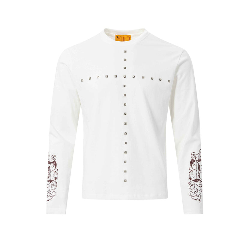 Camiseta de manga larga con cruz de tachuelas y estampado de calaveras en las mangas