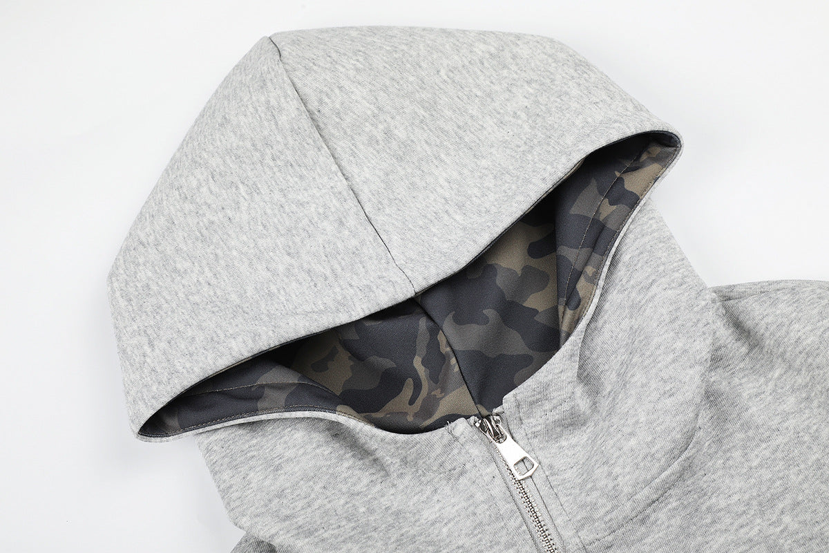 Sweat à capuche zippé avec écusson croix clouté et doublure camouflage
