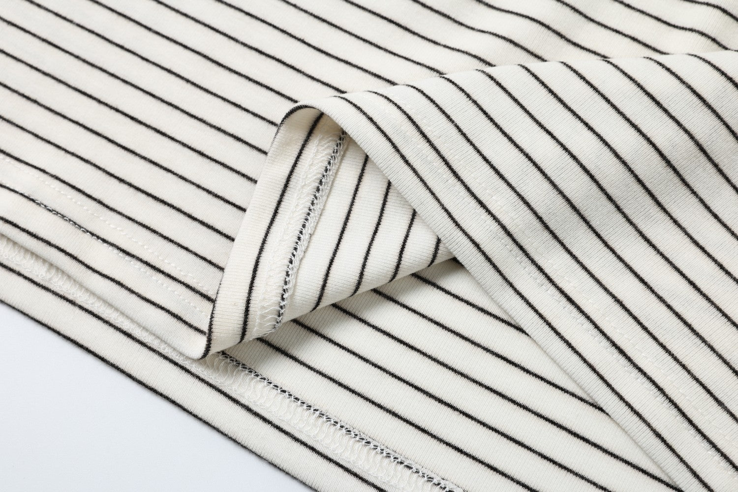 Polo de rayas con gráfico de letras de strass – Manga corta y cuello negro