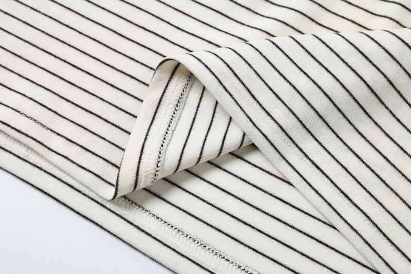 Polo de rayas con gráfico de letras de strass – Manga corta y cuello negro