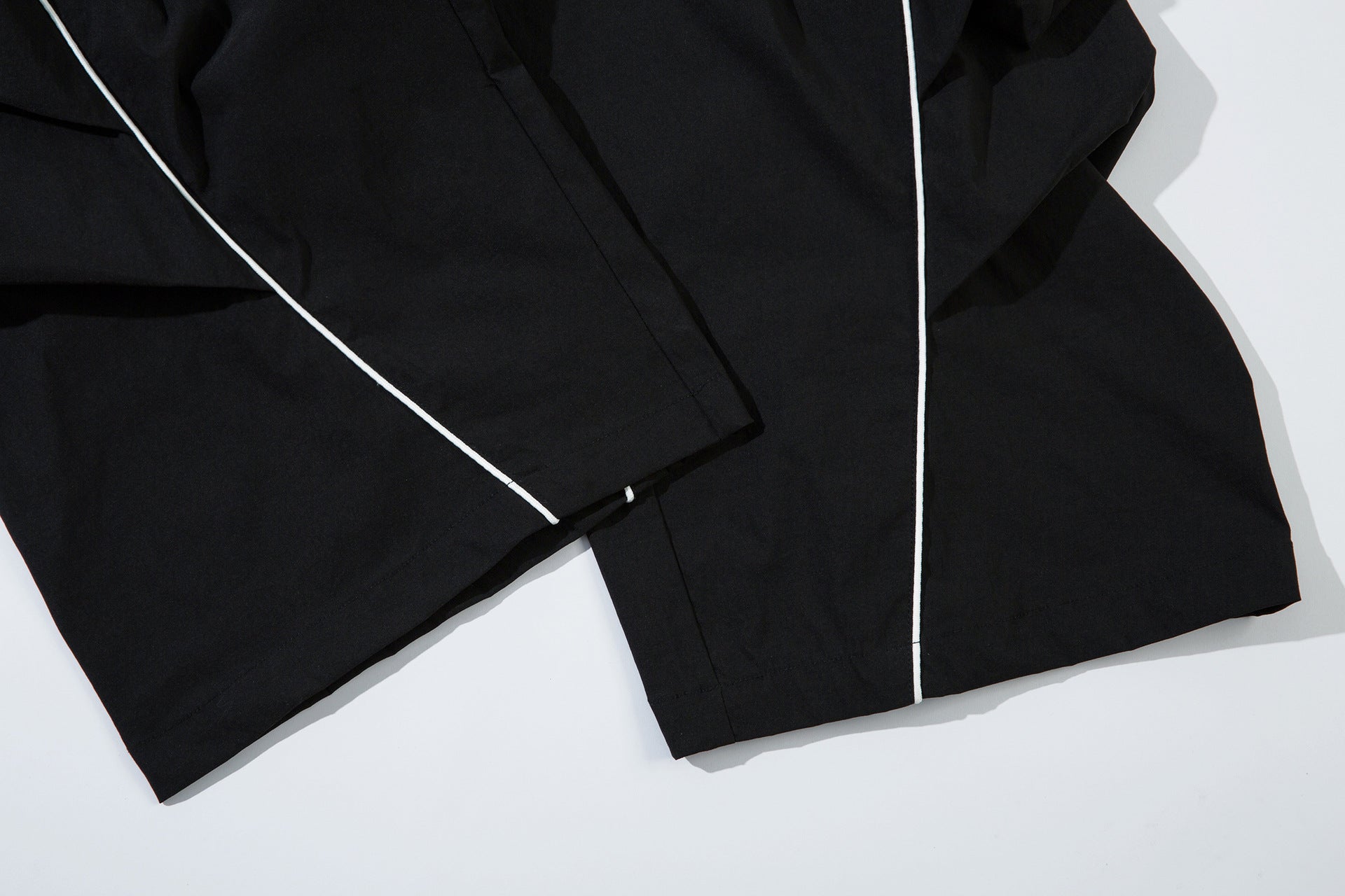 Herren-Trackpants mit kontrastierender Paspel und Colorblock-Seiteneinsätzen