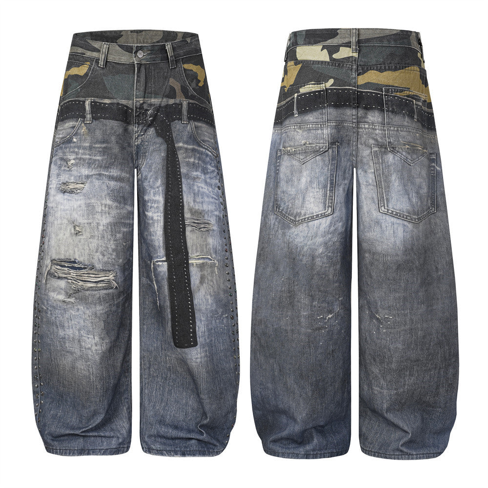 Jean large homme déchiré avec empiècement camouflage, clous et ceinture