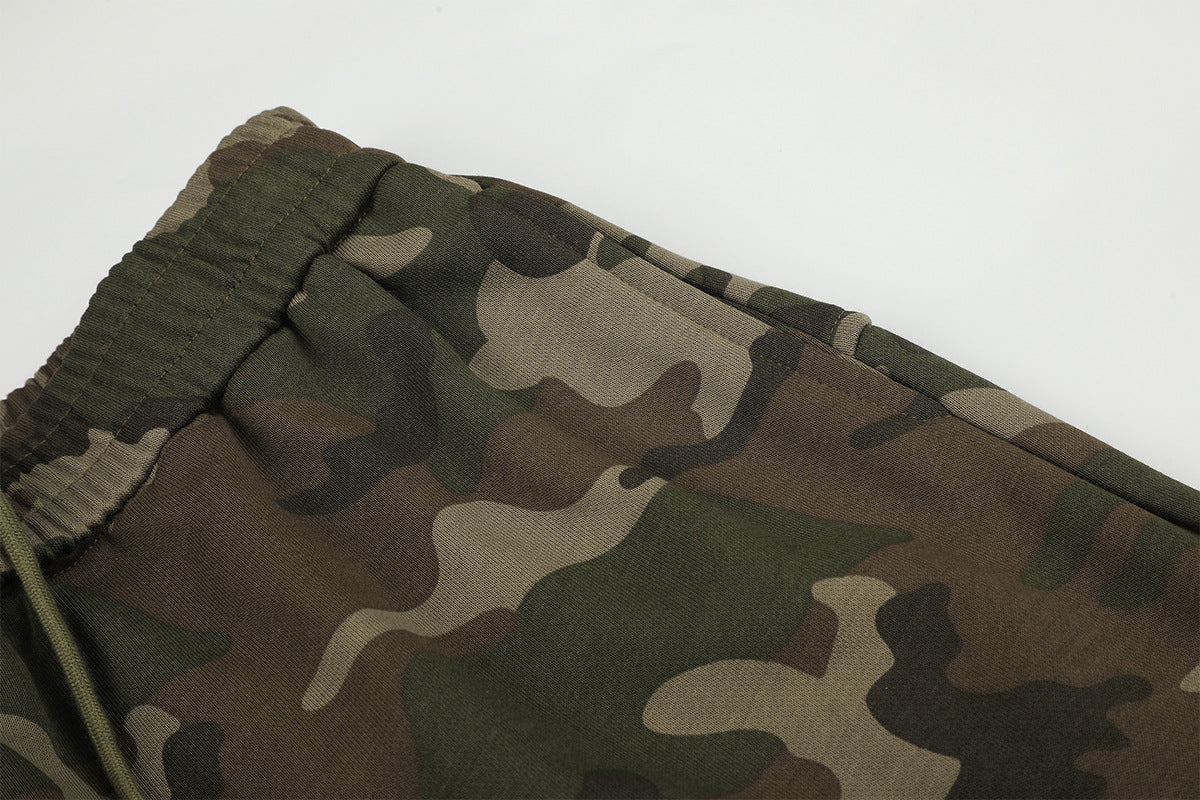 Camo-Wide-Leg-Jogginghose mit Graffiti-Schriftprint und Farbspritzern