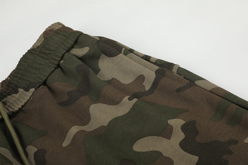 Camo-Wide-Leg-Jogginghose mit Graffiti-Schriftprint und Farbspritzern