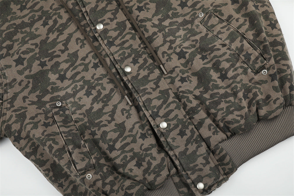 Bomber extragrande de camuflaje con estrellas, capucha de pelo sintético y acolchado – Streetwear