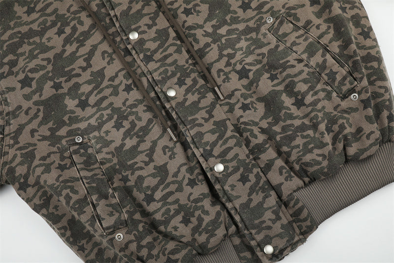 Bomber extragrande de camuflaje con estrellas, capucha de pelo sintético y acolchado – Streetwear