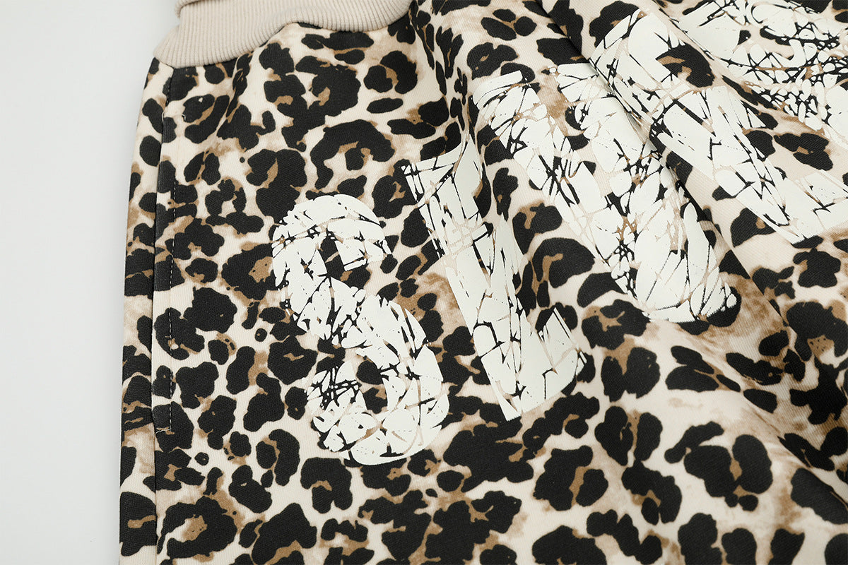 Pantalon à jambes larges imprimé léopard avec motifs lèvres et graffiti — Style street décontracté