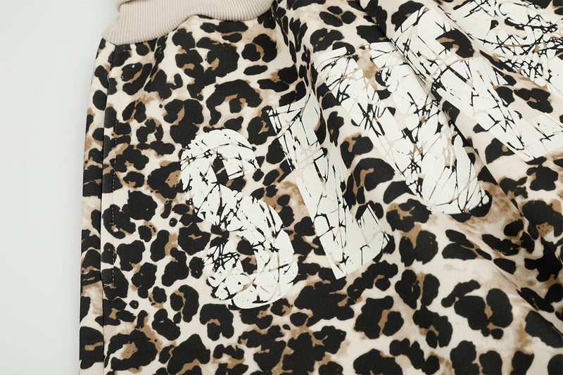 Pantalon à jambes larges imprimé léopard avec motifs lèvres et graffiti — Style street décontracté