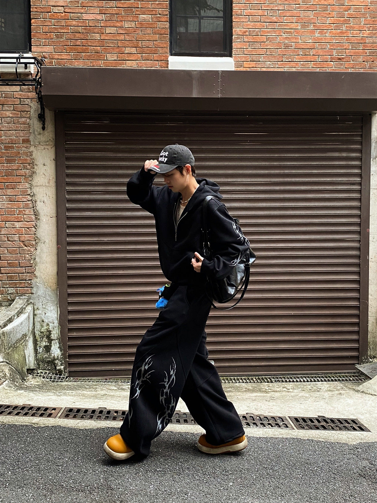 Sudadera extragrande con capucha y cremallera y estampado tribal — Conjunto urbano