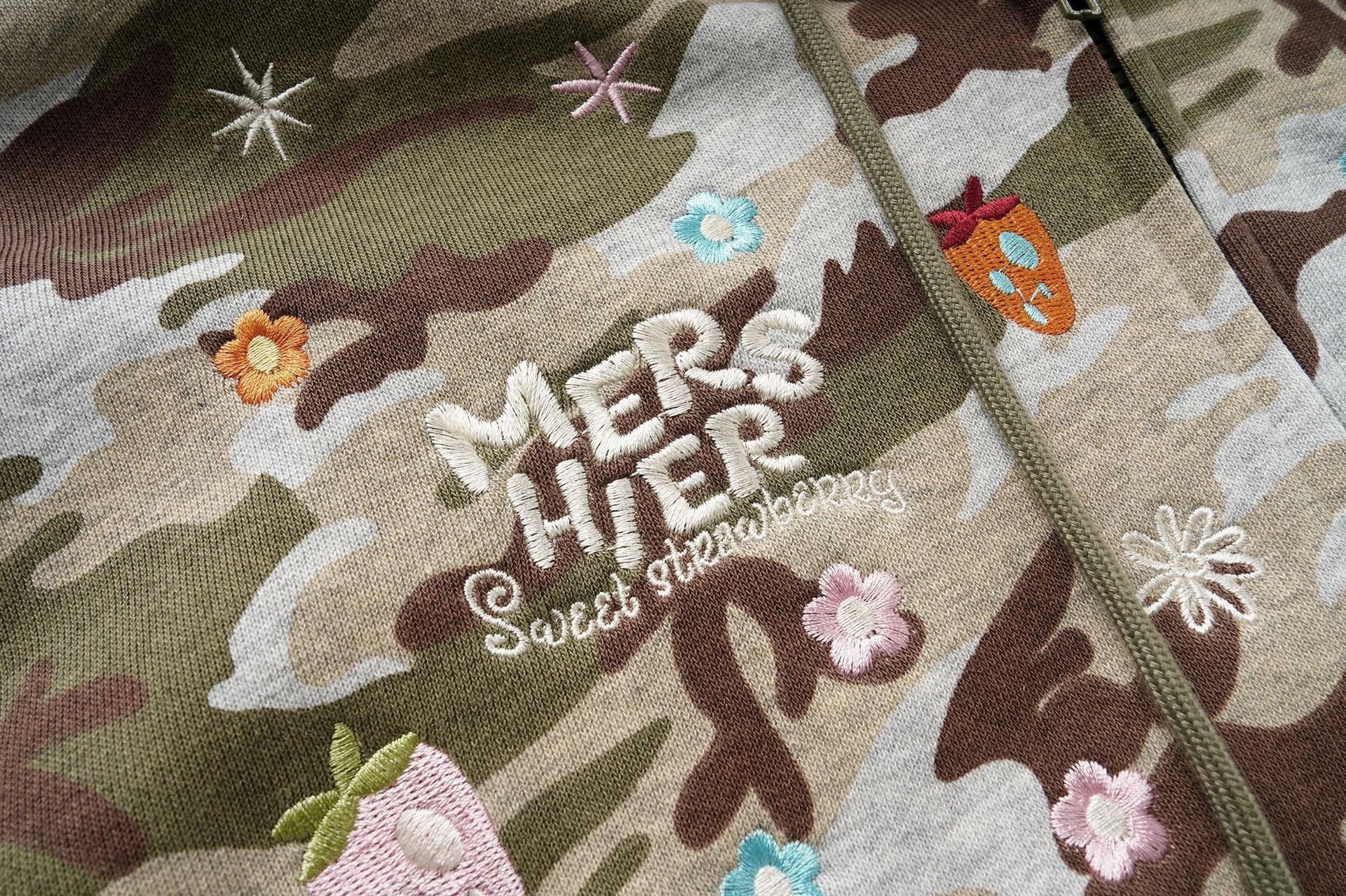 Sweat à capuche zippé camouflage avec broderies florales – Sweat-shirt streetwear oversize