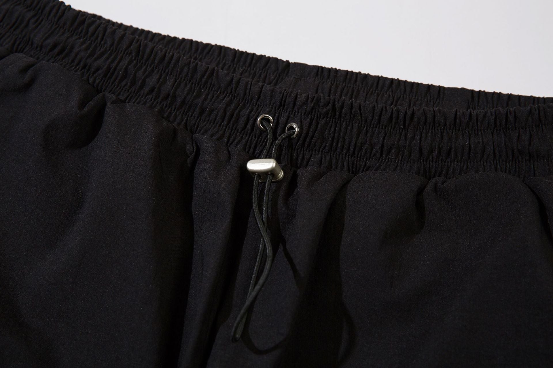 Herren-Trackpants mit kontrastierender Paspel und Colorblock-Seiteneinsätzen
