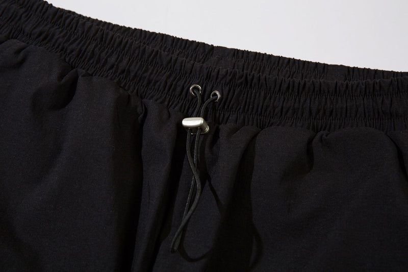Herren-Trackpants mit kontrastierender Paspel und Colorblock-Seiteneinsätzen