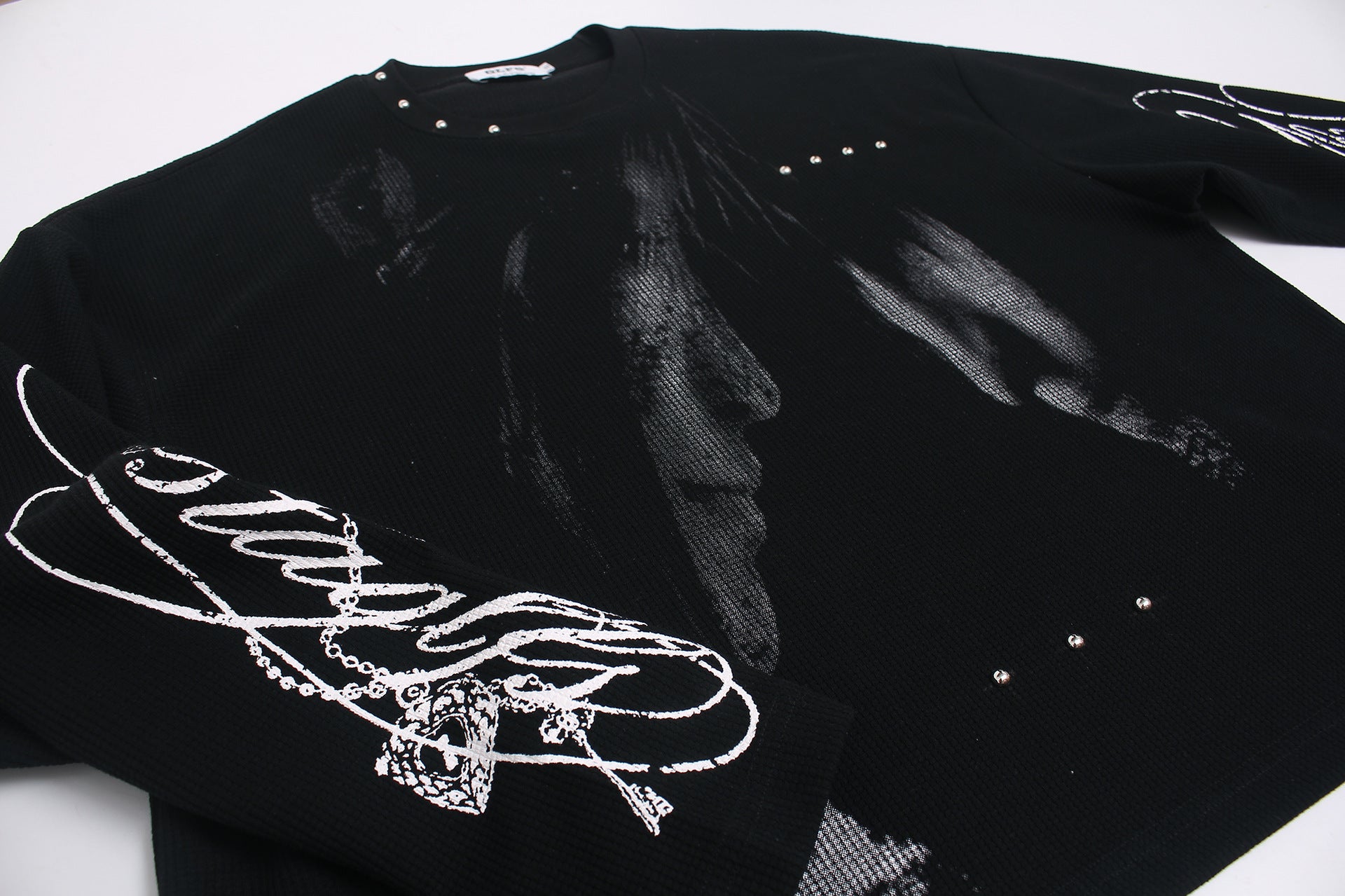 T-shirt graphique noir à manches longues avec détails cloutés et inscription