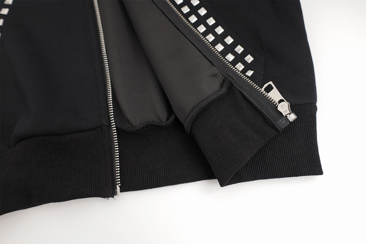Sweat à capuche zippé court avec capuche cloutée et broderie croix