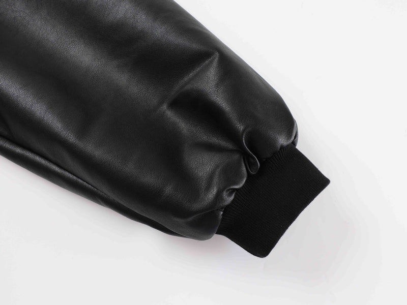 Chaqueta bomber de polipiel con capucha y forro de borreguito — Negra