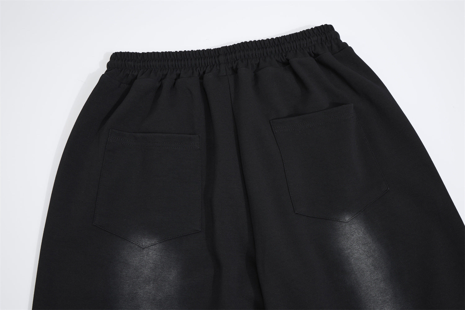 Pantalon de survêtement à jambes larges avec croix gothique et finition délavée