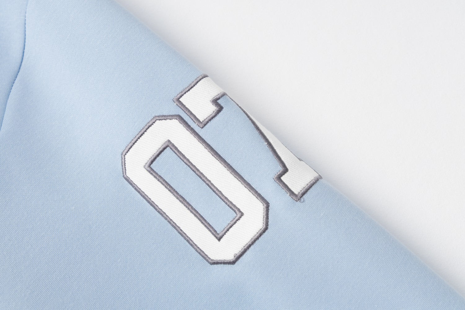 Sweat à capuche bleu zippé intégral avec patch brodé du numéro varsity 07