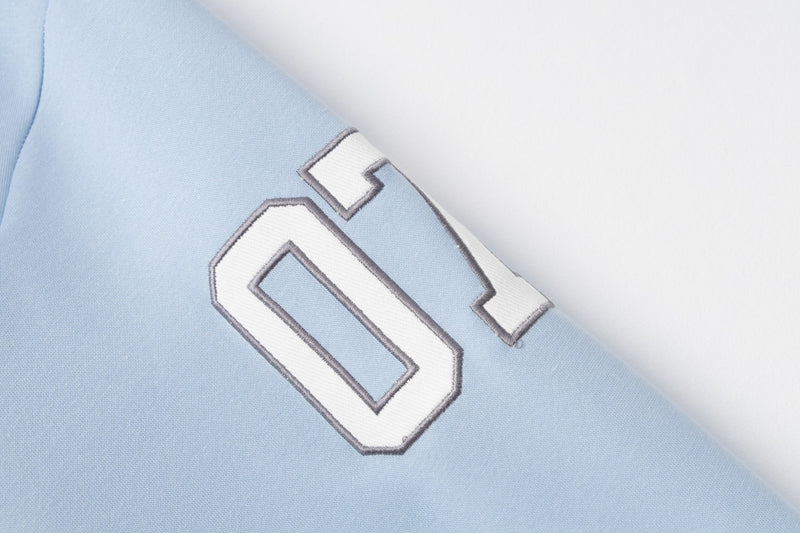 Sweat à capuche bleu zippé intégral avec patch brodé du numéro varsity 07