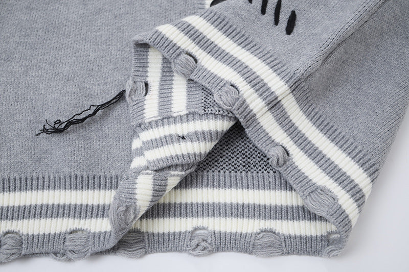 Strickcardigan mit Kreuzgrafik – Distressed-College-V-Ausschnitt, Oversize für Herren