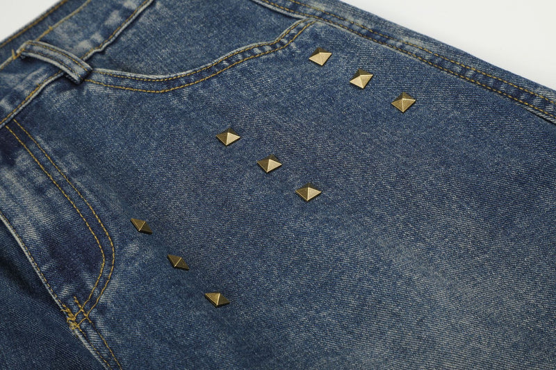 Baggy-Jeans mit weitem Bein, Pelzbesatz am Saum und goldfarbenen Nieten