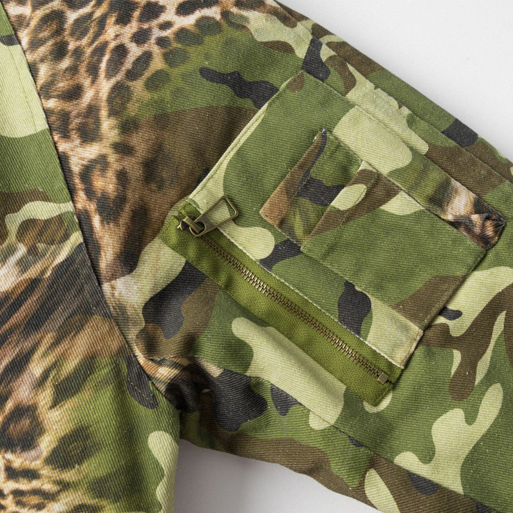 Chaqueta bomber de camuflaje y estampado de leopardo con capucha y ribete de pelo sintético