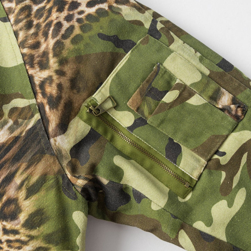 Chaqueta bomber de camuflaje y estampado de leopardo con capucha y ribete de pelo sintético