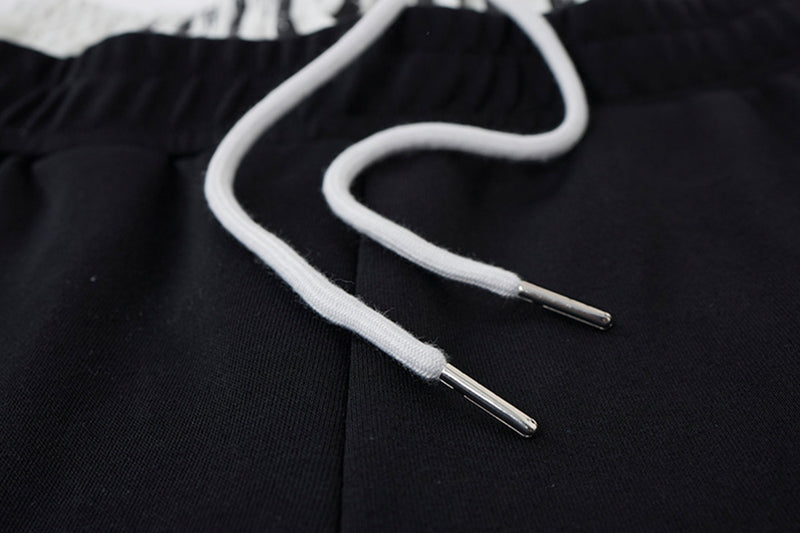 Pantalon de survêtement ample à jambes larges avec bandes latérales, fausse double ceinture et imprimé graphique