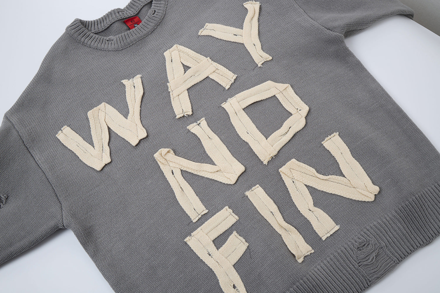 Pull col rond oversize en maille usée avec motif de lettres appliquées
