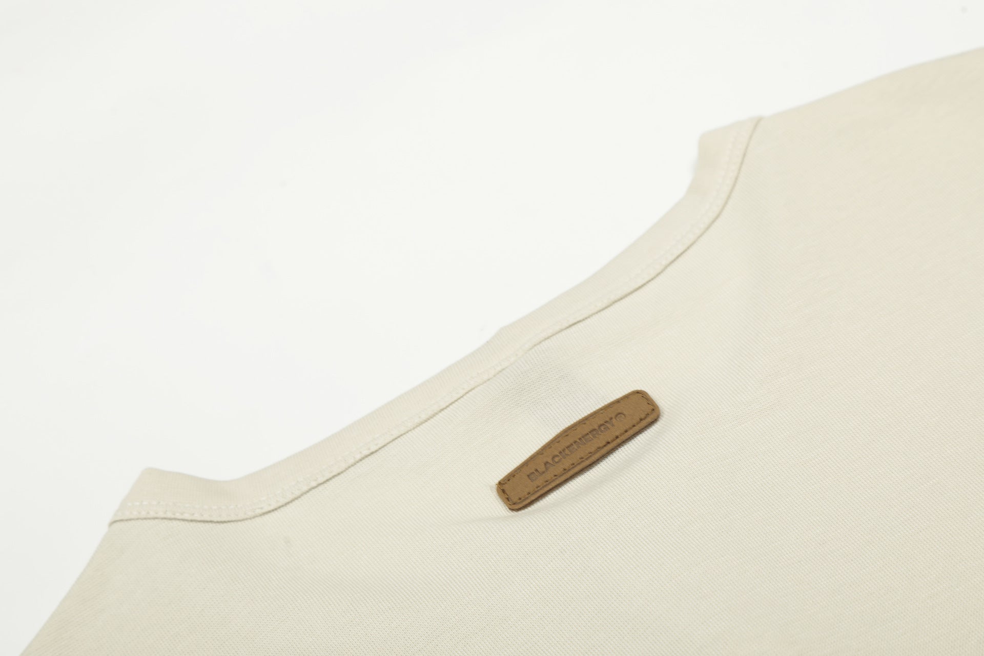 Chemise Henley à manches longues avec motif gothique clouté – Haut ajusté à superposer