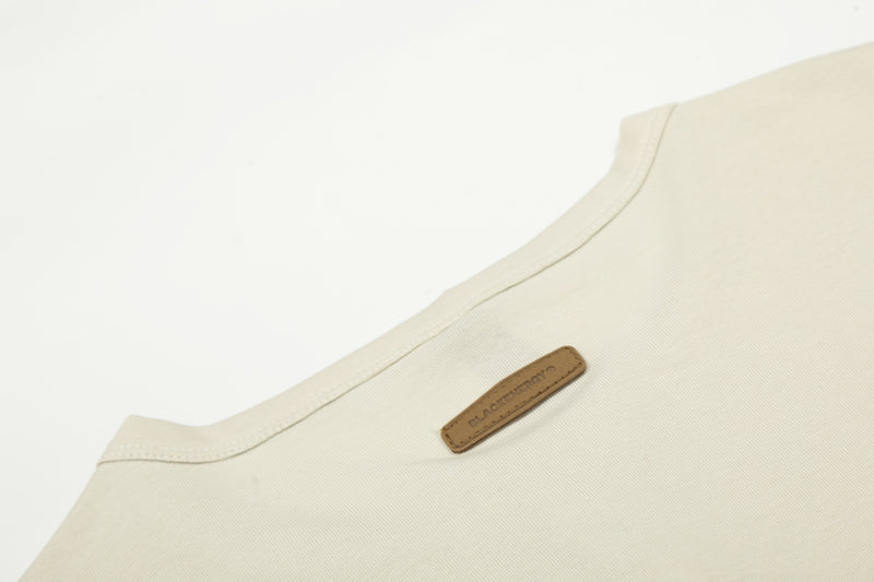 Chemise Henley à manches longues avec motif gothique clouté – Haut ajusté à superposer