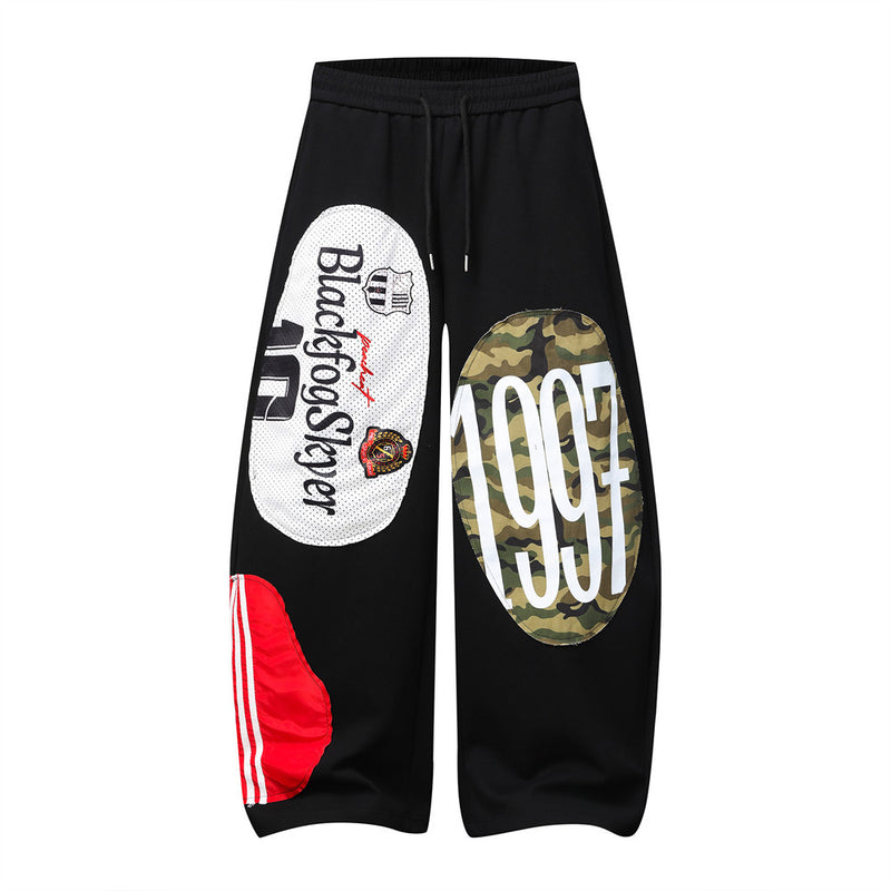 Pantalon de survêtement BlackfogSkyer 1997 à jambes larges, noir, avec appliqué camouflage, empiècement en jersey mesh et empiècement color block en satin rouge