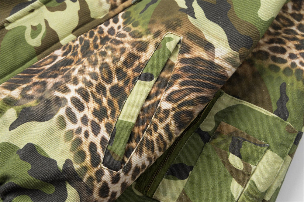 Chaqueta bomber de camuflaje y estampado de leopardo con capucha y ribete de pelo sintético
