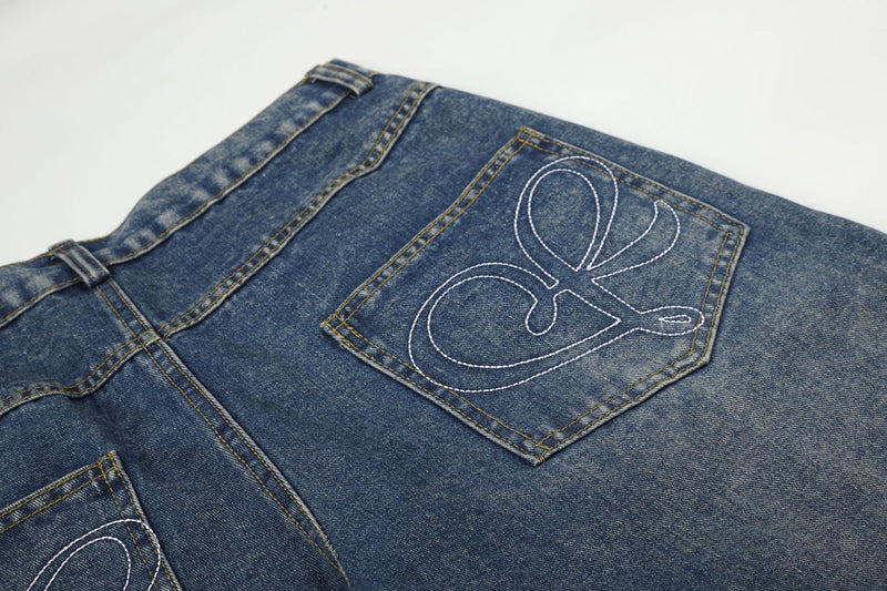Baggy-Jeans mit weitem Bein, Pelzbesatz am Saum und goldfarbenen Nieten