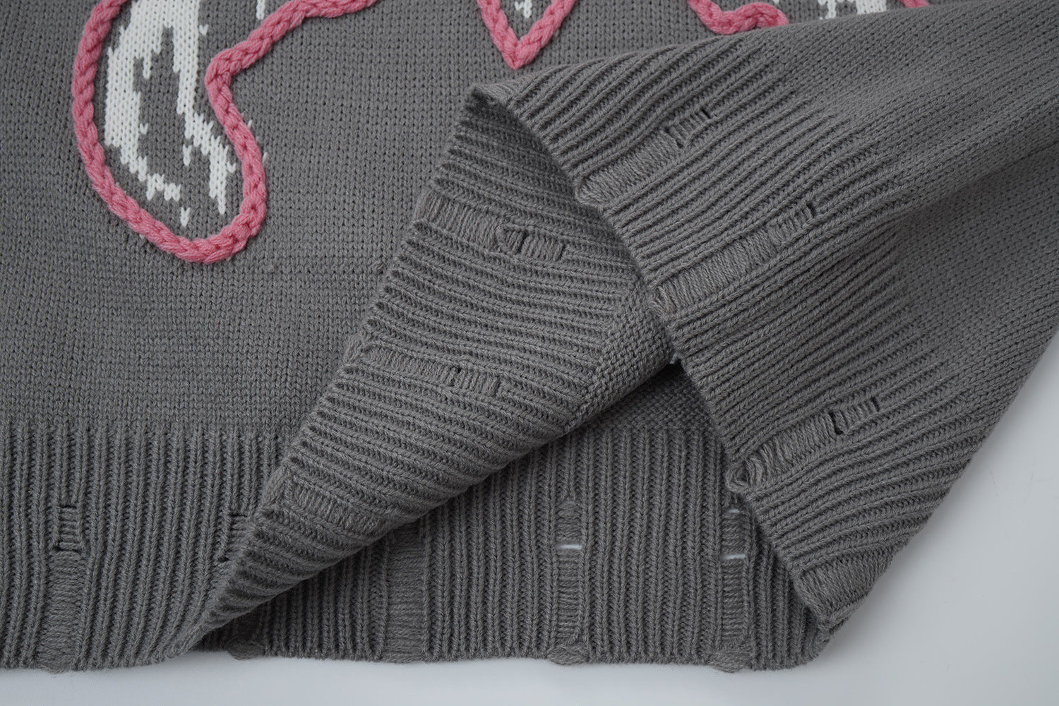 Pull en maille jacquard papillon – Col rond oversize avec broderie rose façon corde