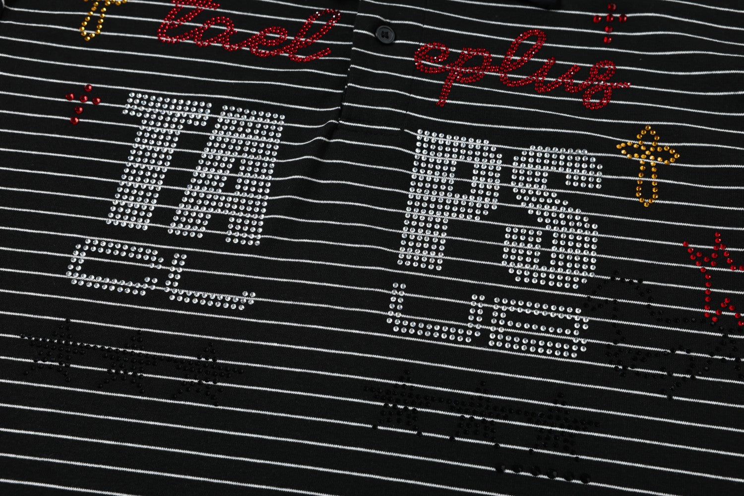 Polo de rayas con gráfico de letras de strass – Manga corta y cuello negro
