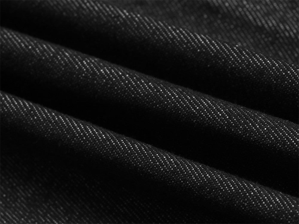 Wide-Leg-Jeans aus Raw-Black-Denim mit diagonalem Knopfverschluss