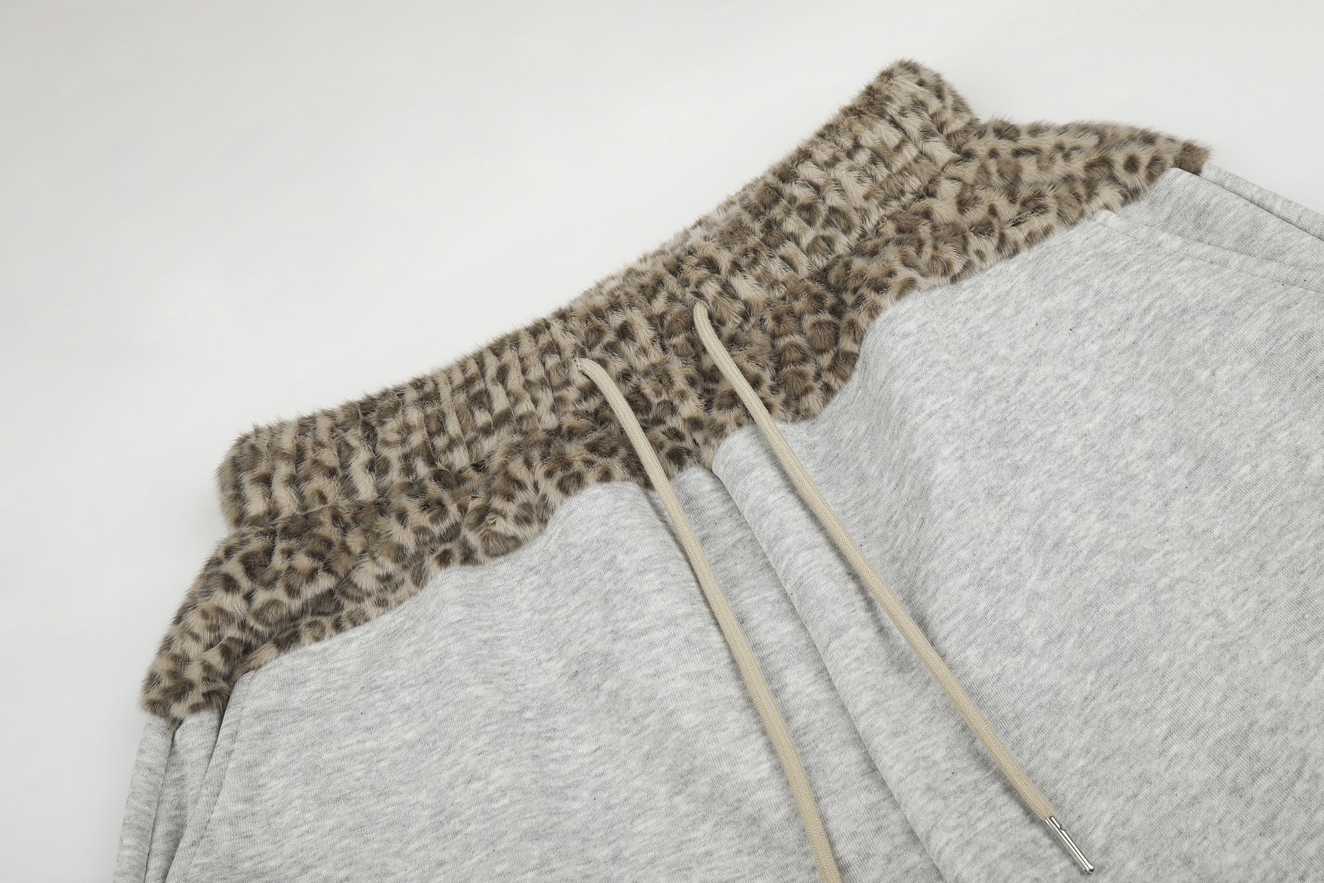 Baggy-Sweatpants mit Leopardenbund und Stern-Applikation