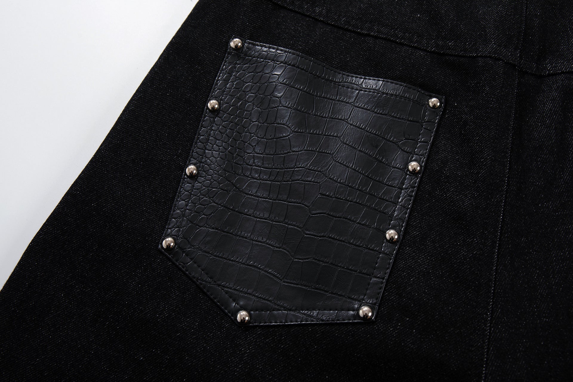 Jean taille haute baggy – Denim noir large avec empiècements effet croco et détails argentés