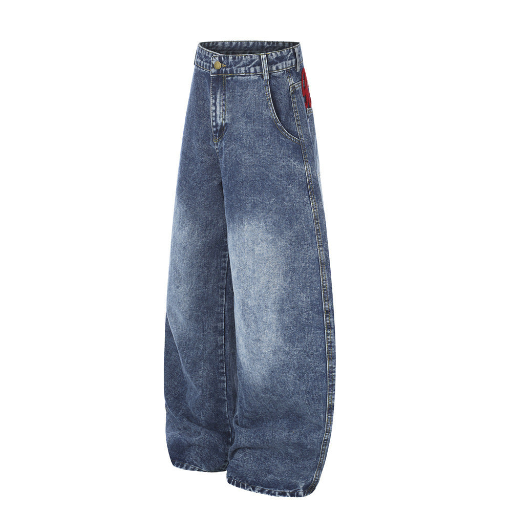 Jean homme wide leg délavé à l'acide avec broderie rouge en écriture manuscrite