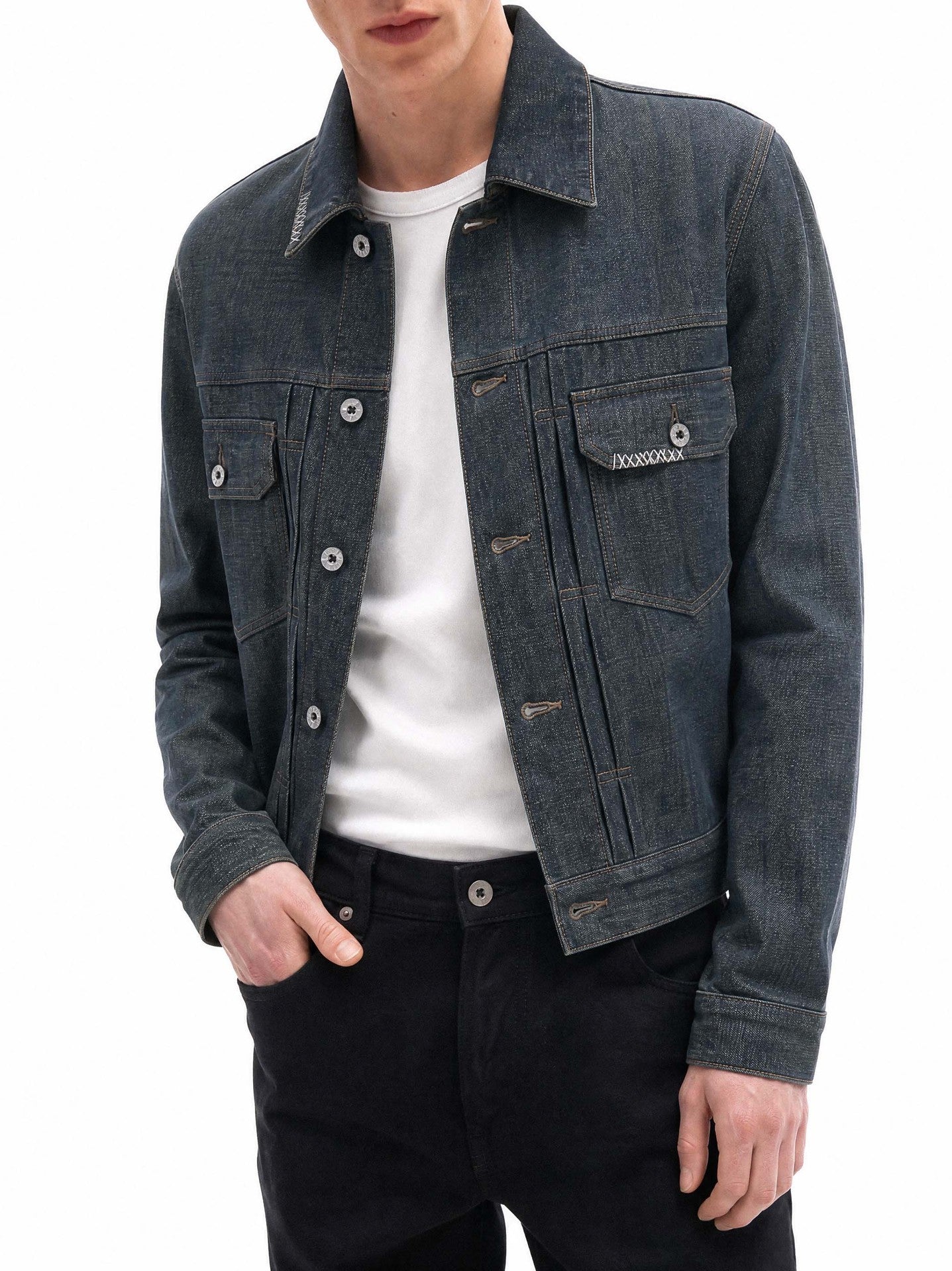 Veste boxy en jean délavé – Plis poitrine, col italien, coupe workwear raccourcie