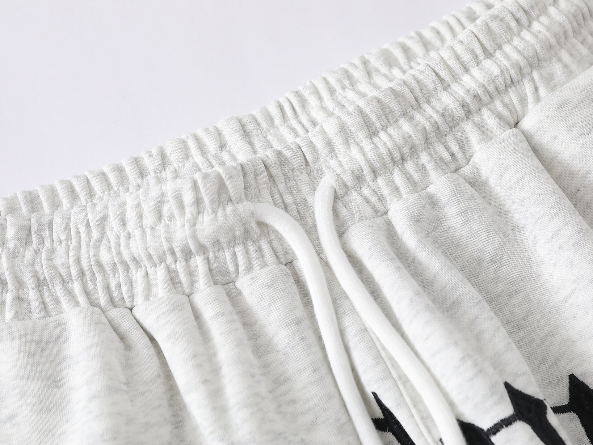 Pantalon de survêtement à jambes larges avec imprimé gothique « Welcome » et deux pistolets – Style streetwear hip-hop
