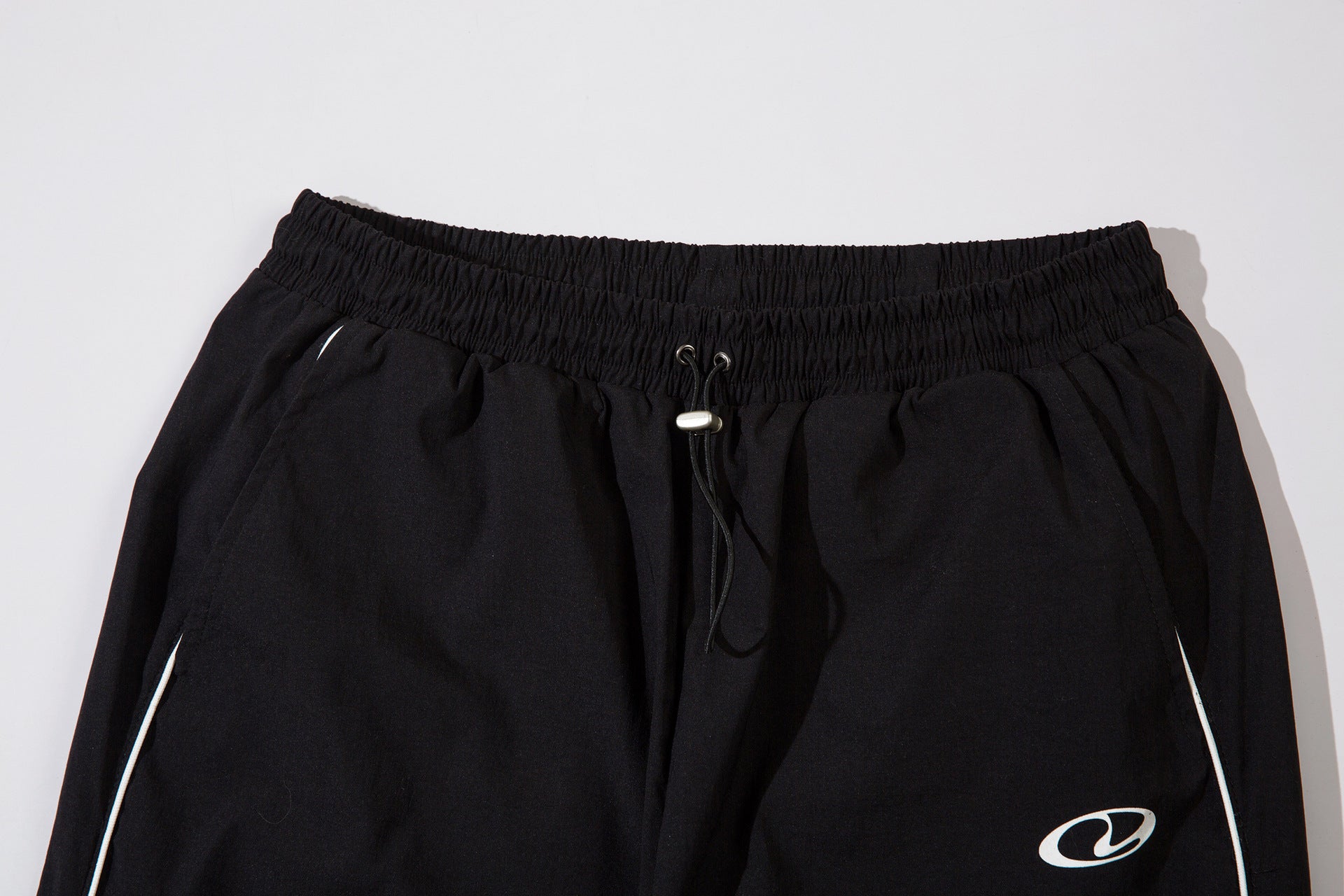 Herren-Trackpants mit kontrastierender Paspel und Colorblock-Seiteneinsätzen