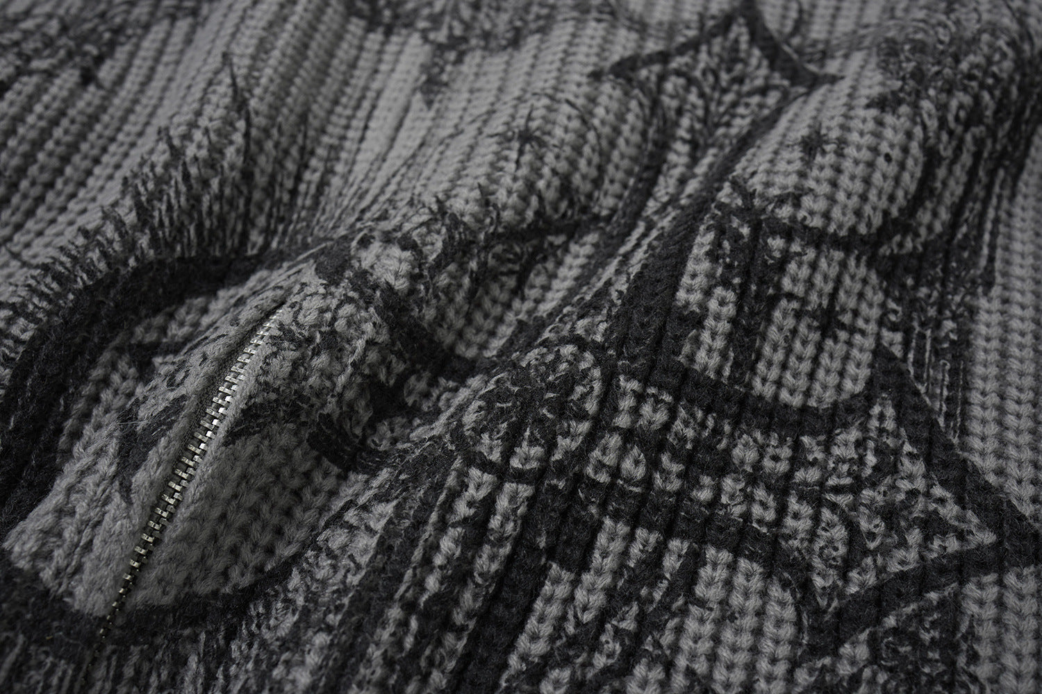 Pull col montant zippé en maille gothique à croix imprimée et effet usé