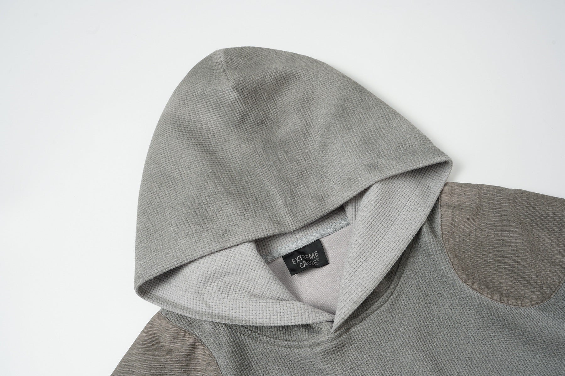 Oversized-Waffelstrick-Hoodie mit dekonstruierter Utility-Reißverschlusstaschen-Optik & Veloursleder